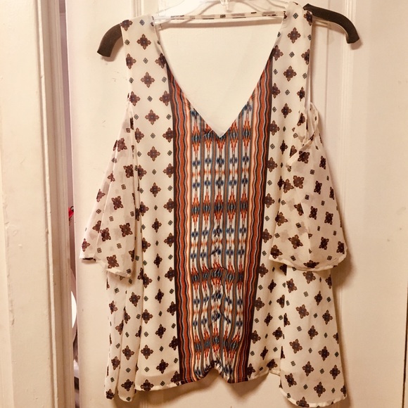 Soulmates SZ M Blouse with shoulders showing. 👚💋 - Picture 6 of 7